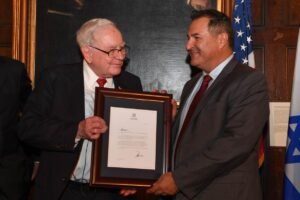 Warren Buffett Hands Berkshire Chair to Son Howard, Closes 56-Year Run