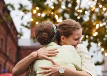 Best Friends for Decades, They Never Knew They Were Sisters Until a DNA Test Changed Everything