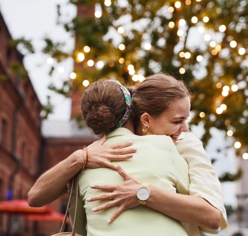Best Friends for Decades, They Never Knew They Were Sisters Until a DNA Test Changed Everything